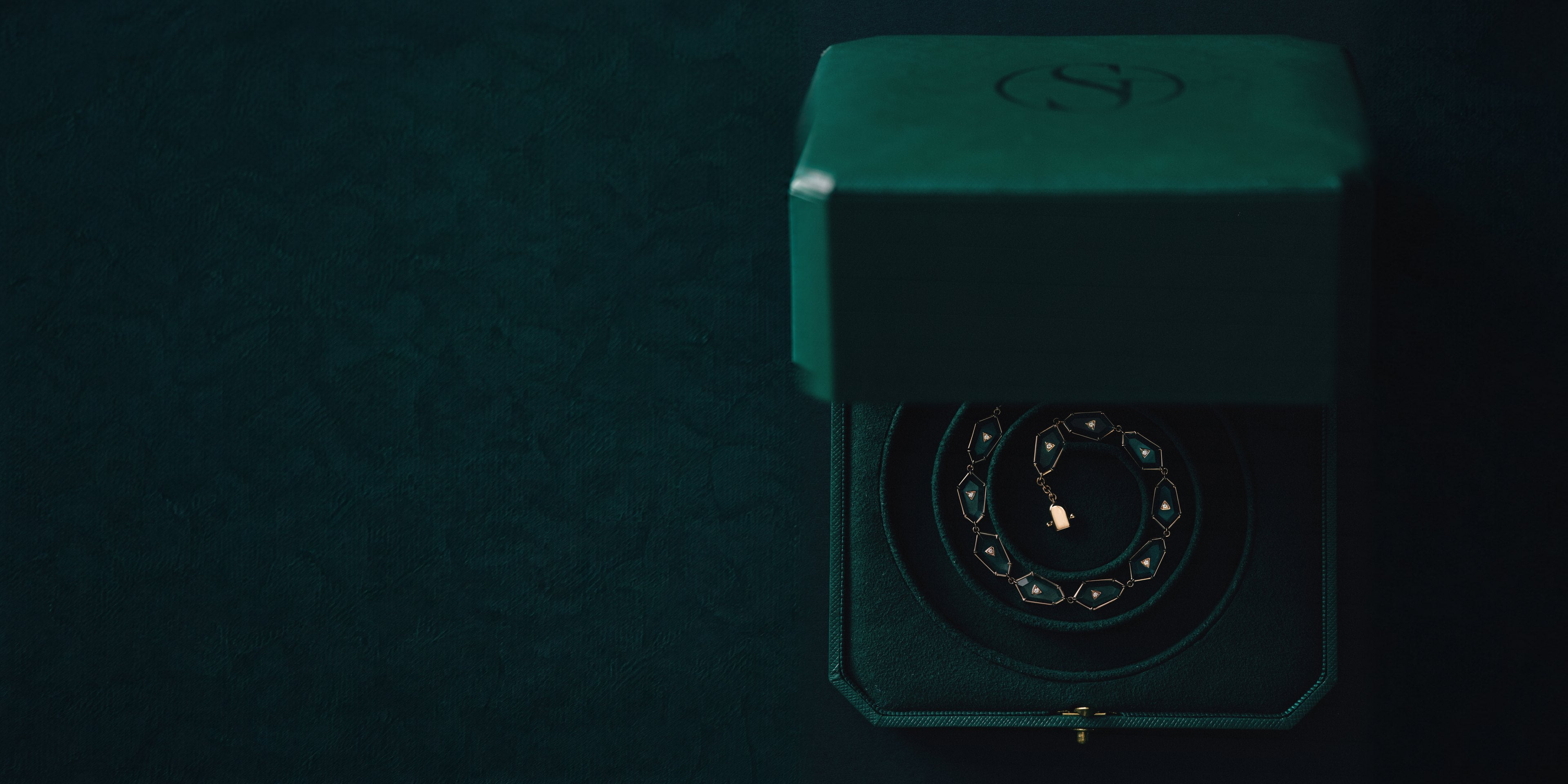 Crystal Prisme Link Bracelet in an open green velvet Syera box